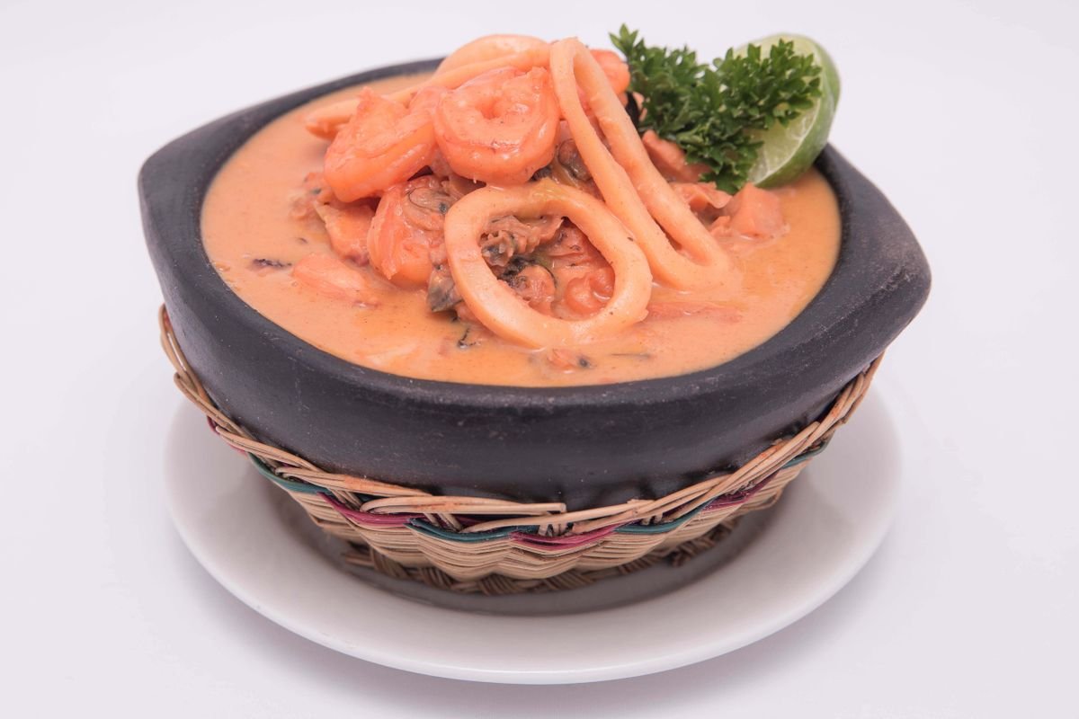 Caldo de mariscos con limón y cilantro