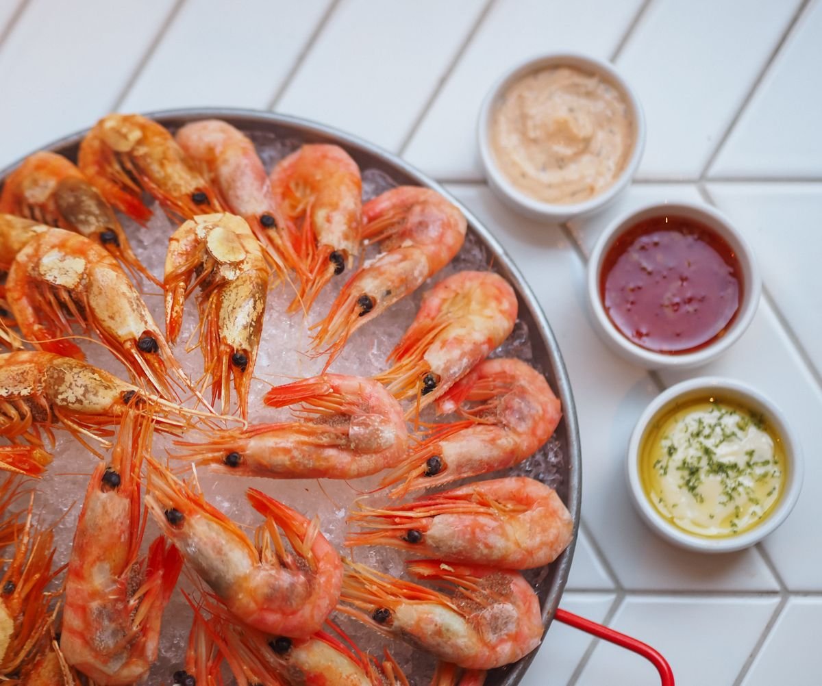 Camarones con salsas servidos sobre hielo