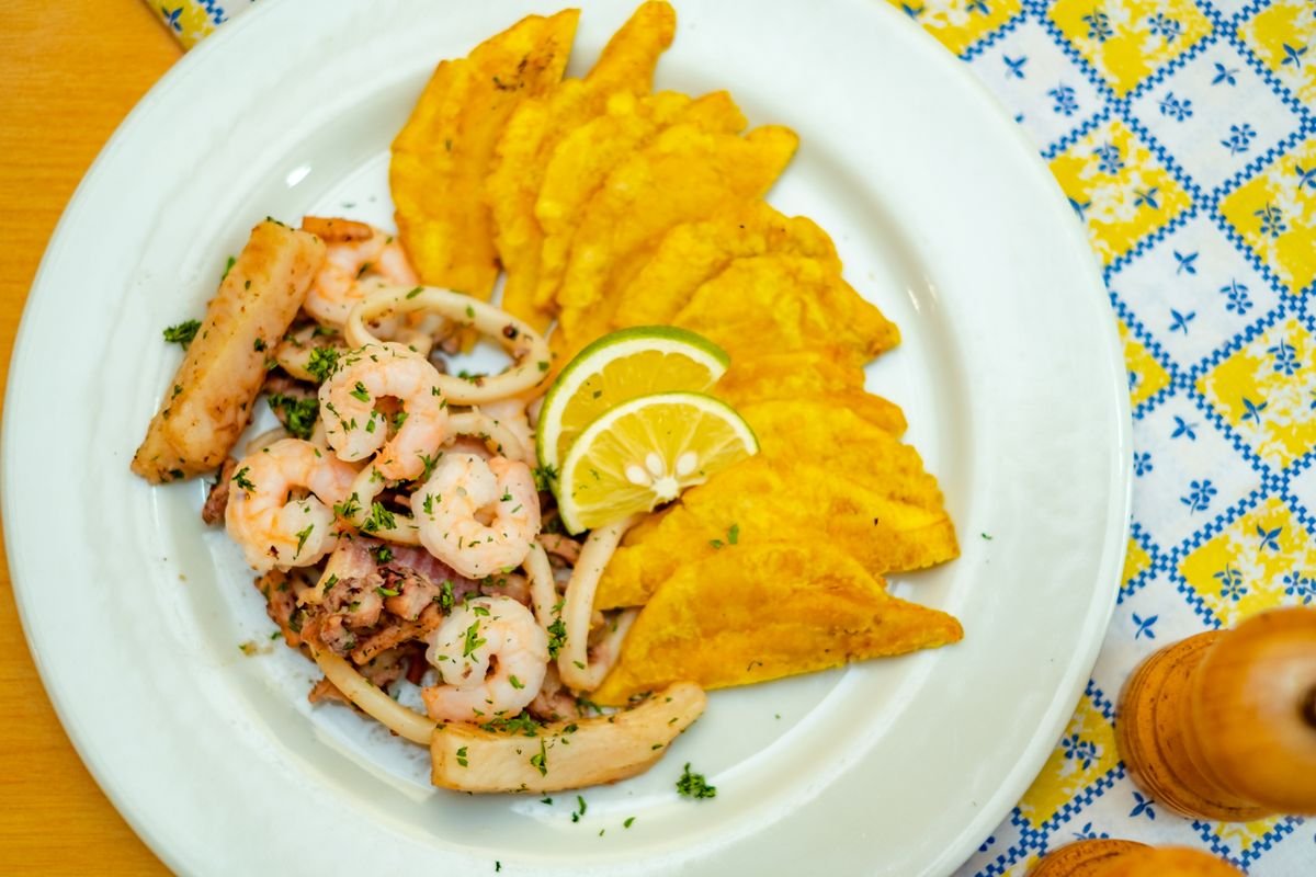 Ceviche con tostadas y limón