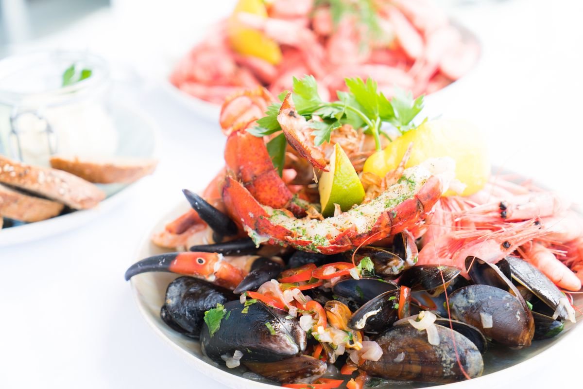 Charola de mariscos surtidos para compartir