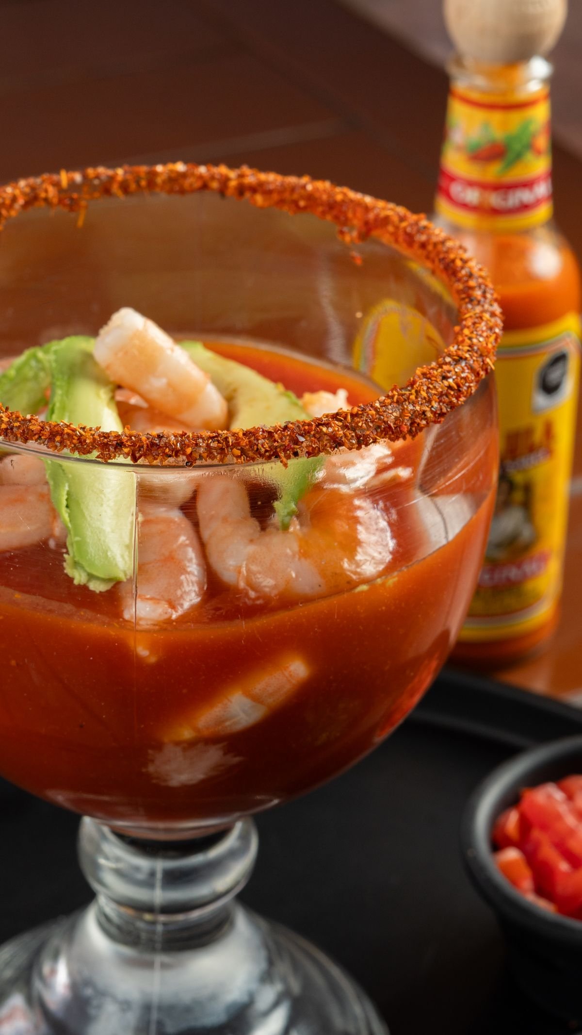Cóctel de camarón con aguacate servido en una marisquería de Zamora, Michoacán