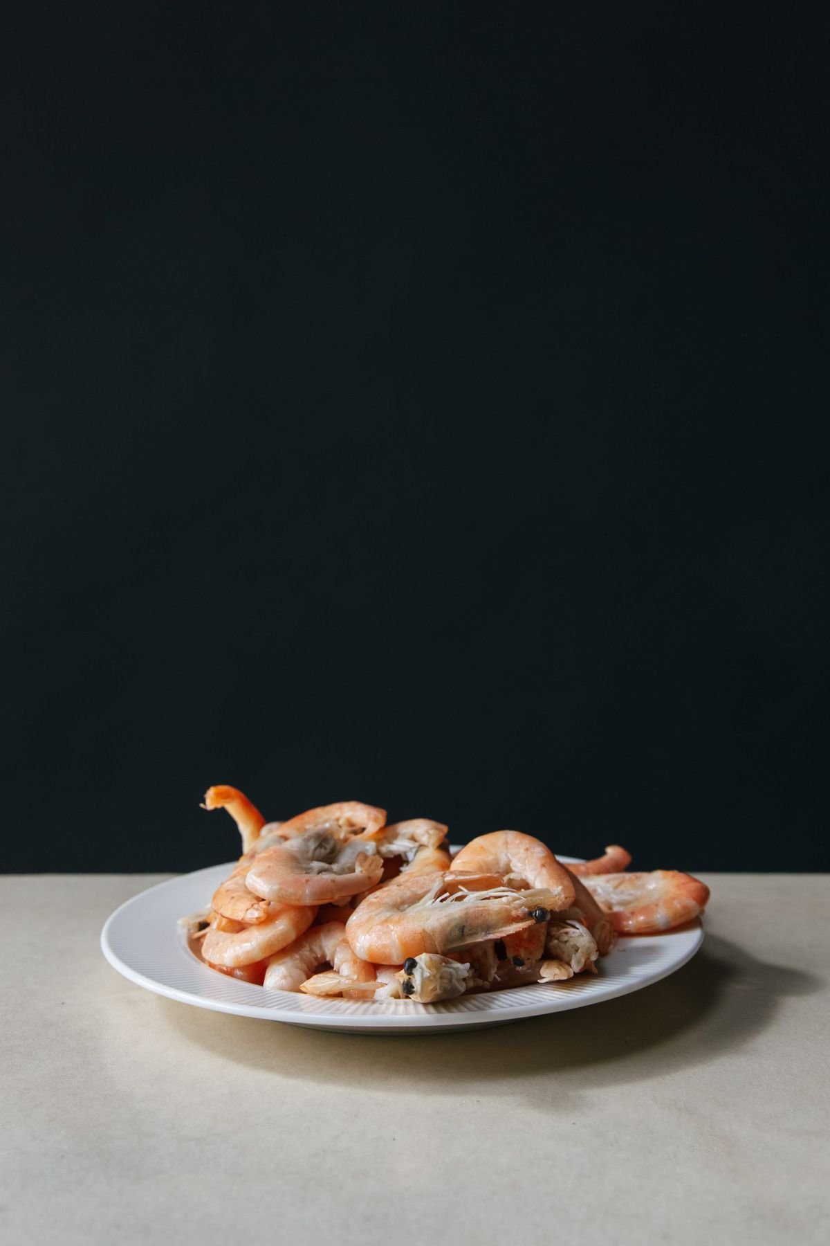 Pescado servido en plato blanco
