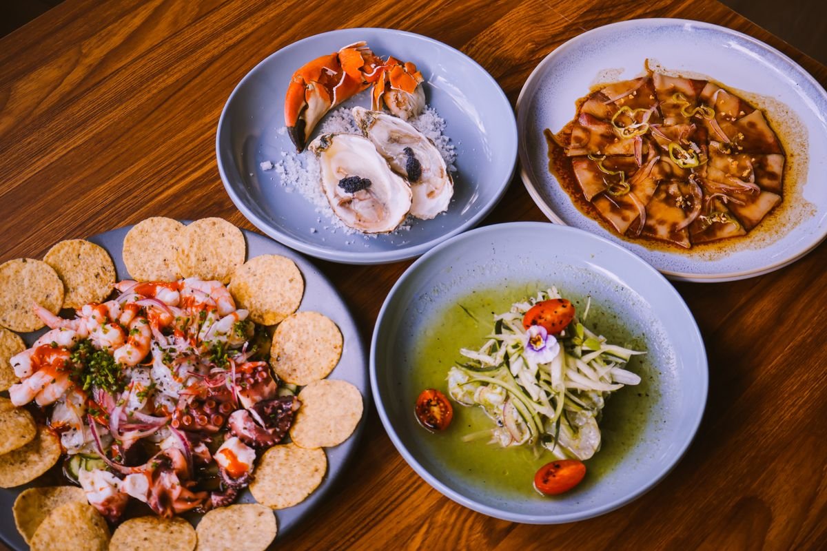 Platos de pescado presentados sobre mesa de madera