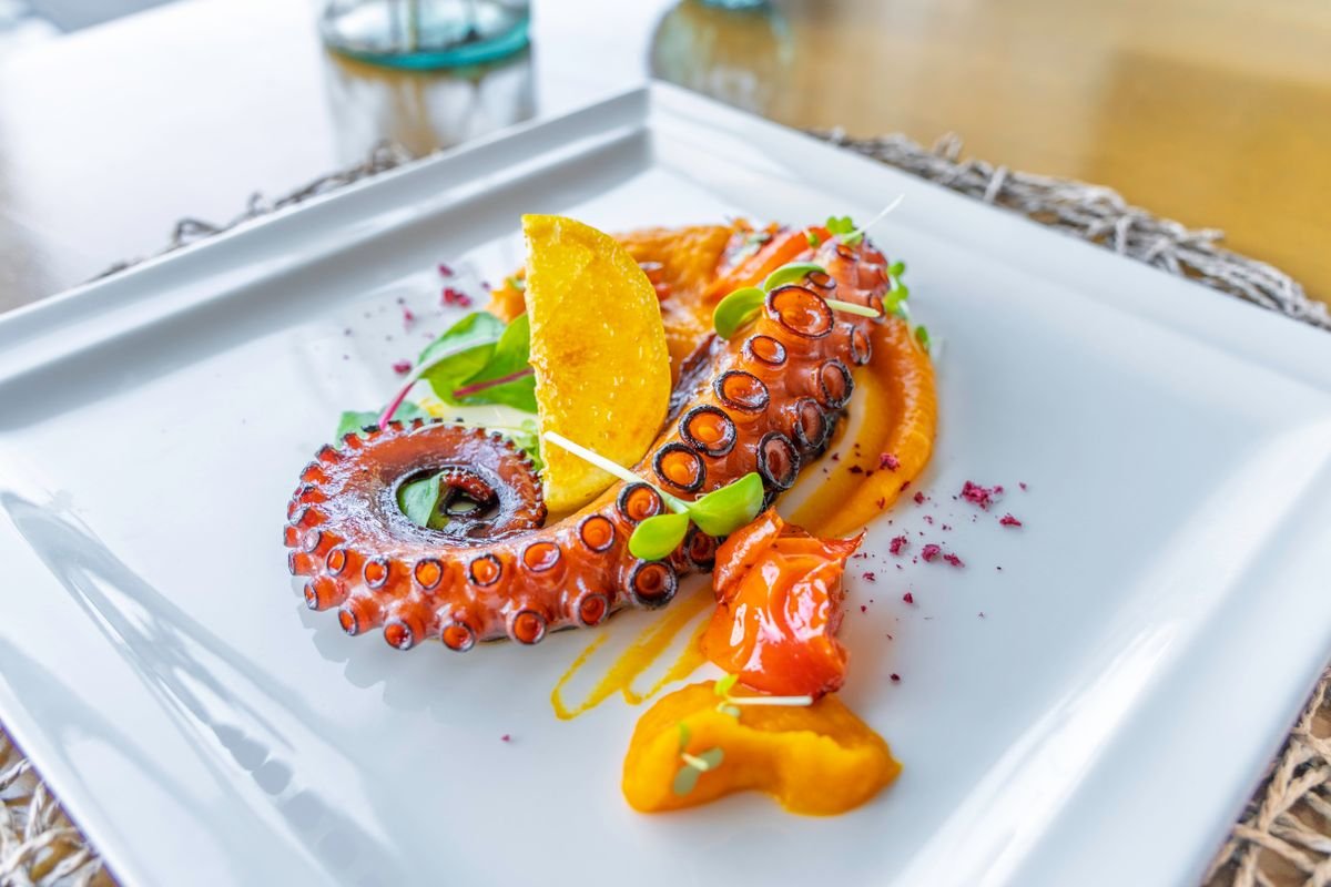 Plato de pulpo con guarnición cítrica